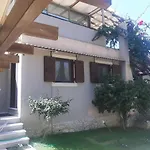 Green Rock Villa - Gardens, Playground And Close To Beach!